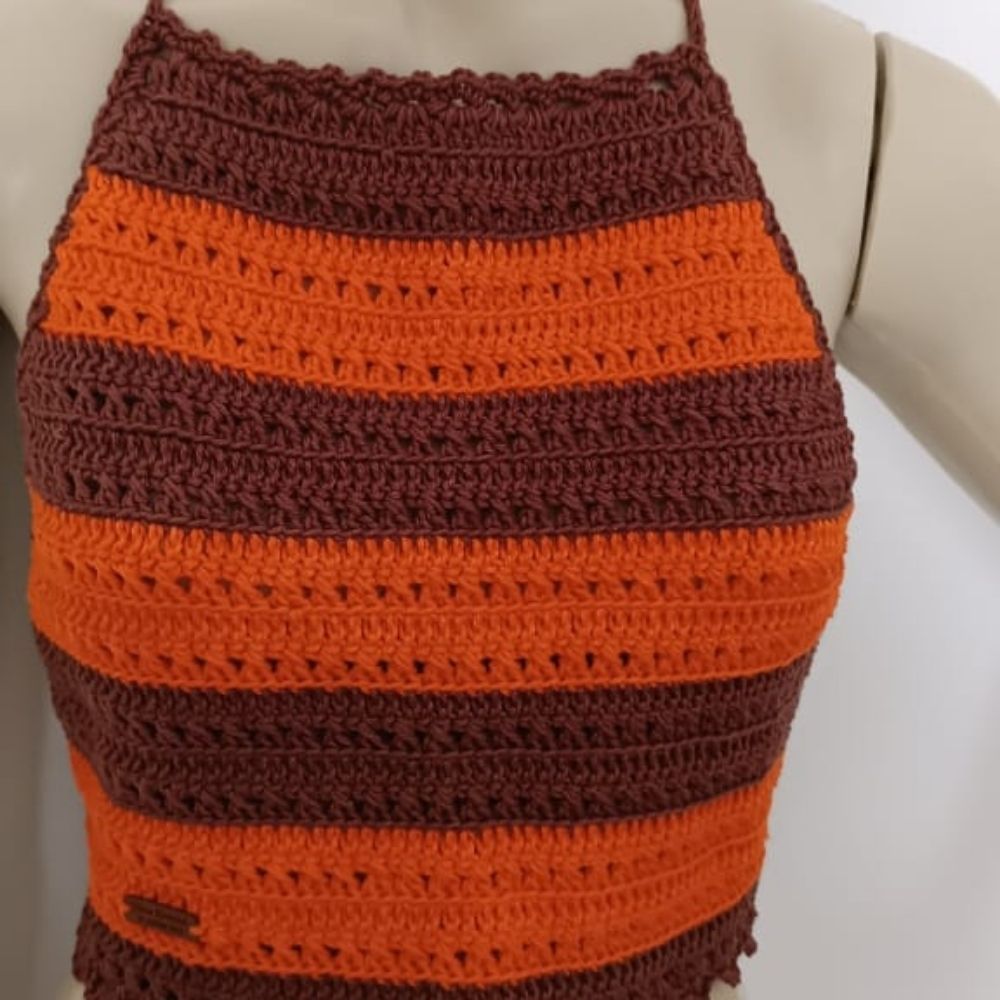 Cropped Aurora em crochê artesanal 6 Cropped Aurora em crochê artesanal nas cores laranja e marrom, peça feminina feita à mão em fio 100% algodão, Clau Crochê.