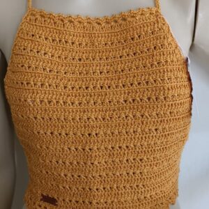 Cropped Aurora em crochê artesanal na cor mostarda, peça feminina feita à mão pela Clau Crochê.