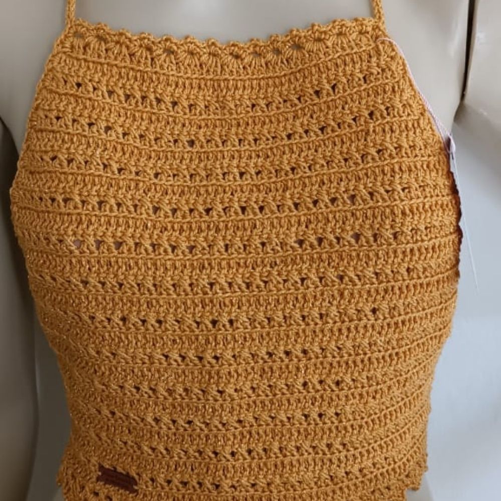 Cropped Aurora em crochê artesanal na cor mostarda, peça feminina feita à mão pela Clau Crochê.