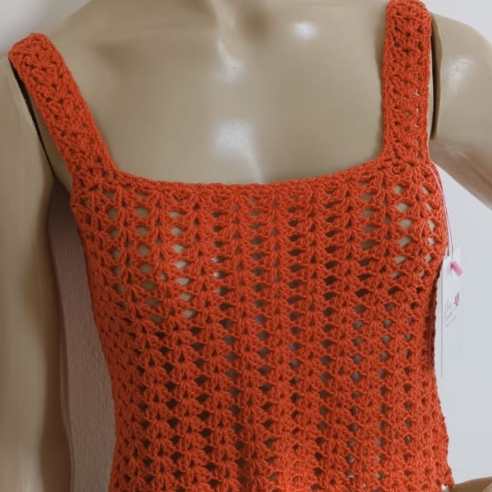 Cropped Solara em Crochê Artesanal 7 Cropped Solara em crochê artesanal cor Chama - peça feminina feita à mão em fio 100% algodão | Clau Crochê