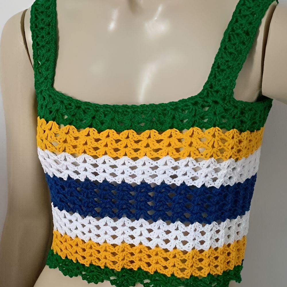 Cropped Solara em crochê artesanal Raízes do Brasil com top faixa, produzido à mão pela Clau Crochê.