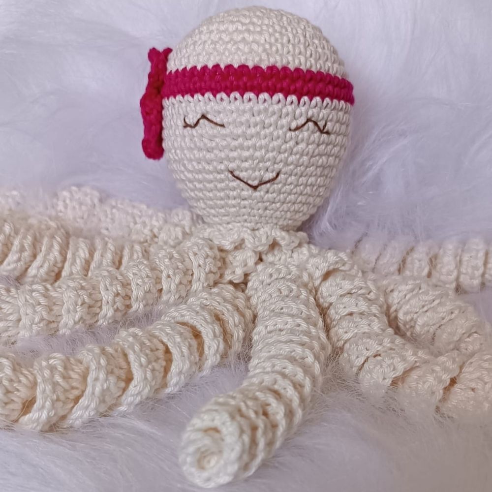 Polvinha Nina em amigurumi artesanal para bebê feita à mão em crochê com fio 100% algodão, polvo sensorial com chocalho interno.