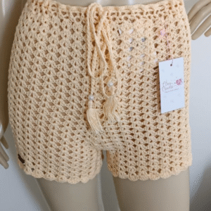 Shorts Luna Amarelo Candy em crochê artesanal feminino feito à mão por Clau Crochê.
