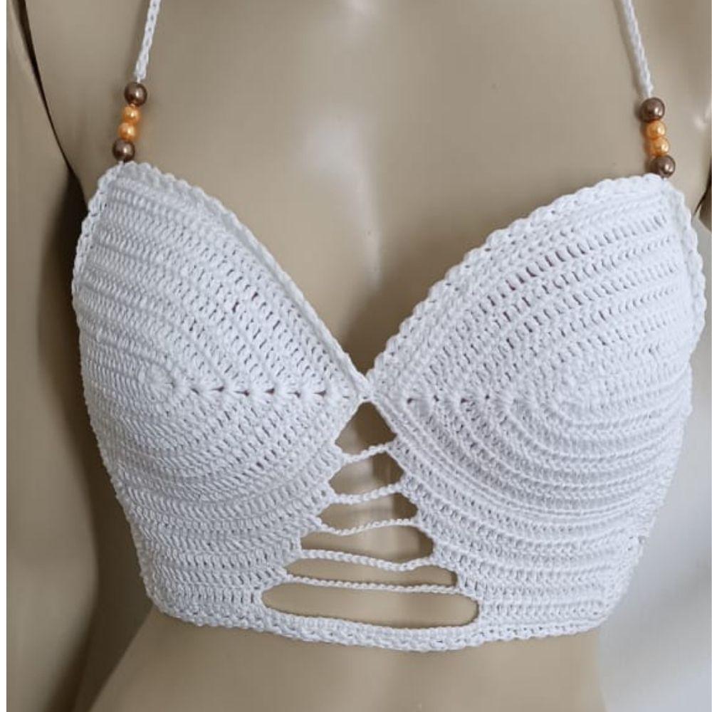 Top Cropped Riviera em Crochê Artesanal 7 Top Cropped Riviera Branco em crochê artesanal com bojo, pérolas e amarração ajustável, produzido à mão pela Clau Crochê.