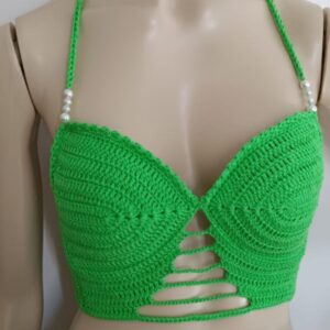 Top Cropped Riviera Verde em crochê artesanal com bojo, pérolas e amarração ajustável, produzido à mão pela Clau Crochê.