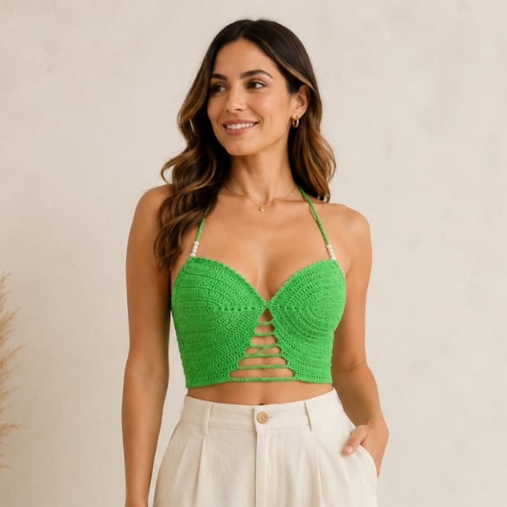 Top Cropped Riviera em Crochê Artesanal 3 Top Cropped Riviera Verde em crochê artesanal com bojo, pérolas e amarração ajustável, produzido à mão pela Clau Crochê.