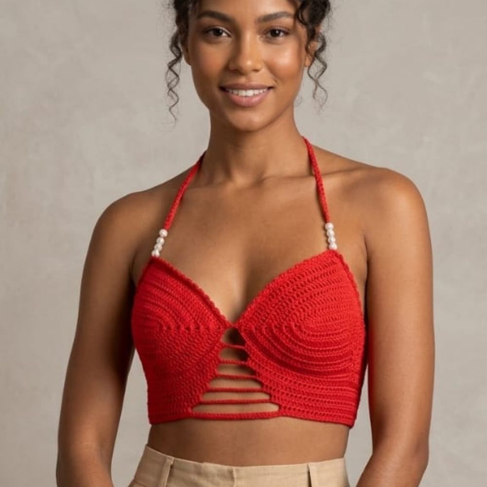 Top Cropped Riviera em Crochê Artesanal 6 Top Cropped Riviera Vermelho em crochê artesanal com bojo, pérolas e amarração ajustável, produzido à mão pela Clau Crochê.