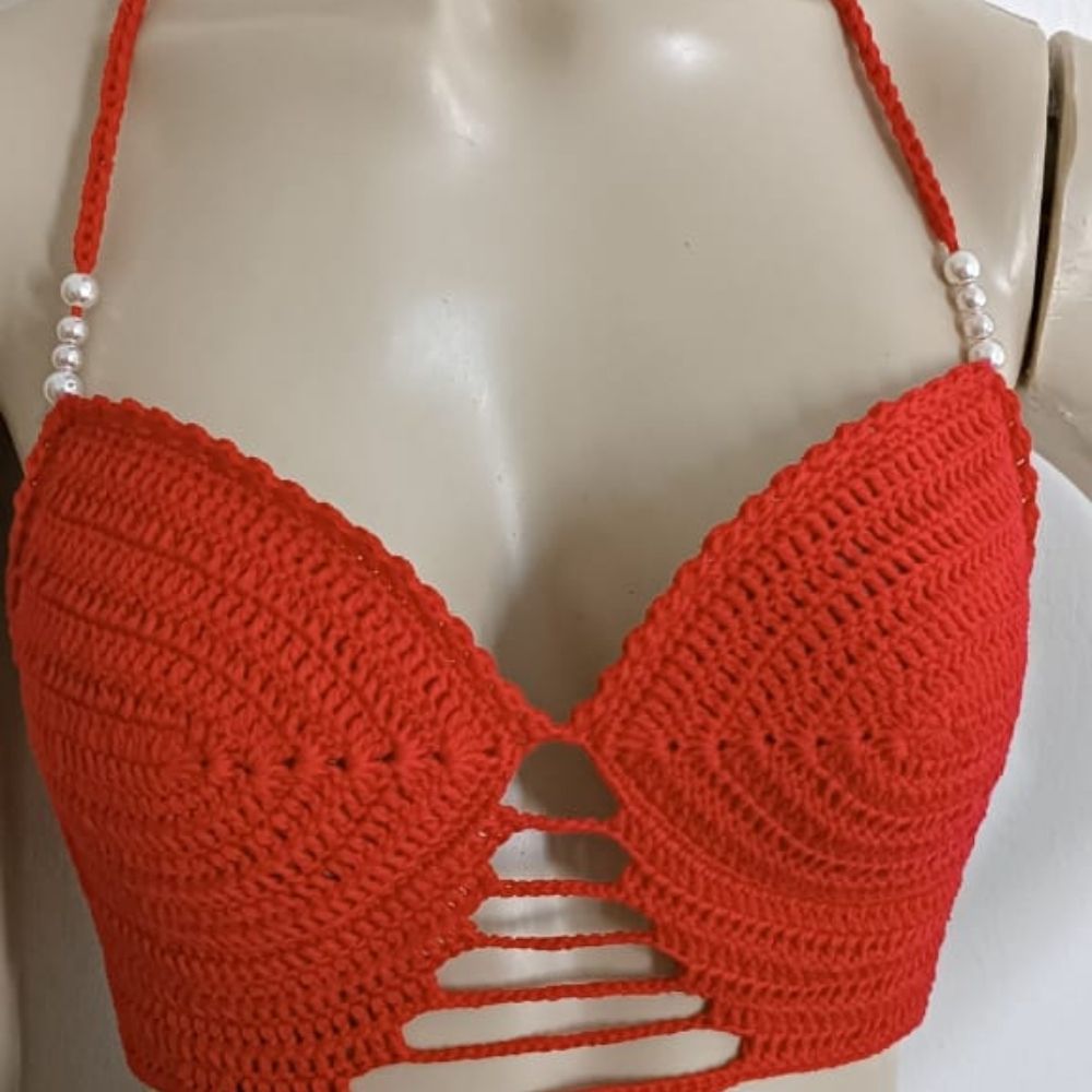 Top Cropped Riviera em Crochê Artesanal 4 Top Cropped Riviera Vermelho em crochê artesanal com bojo, pérolas e amarração ajustável, produzido à mão pela Clau Crochê.