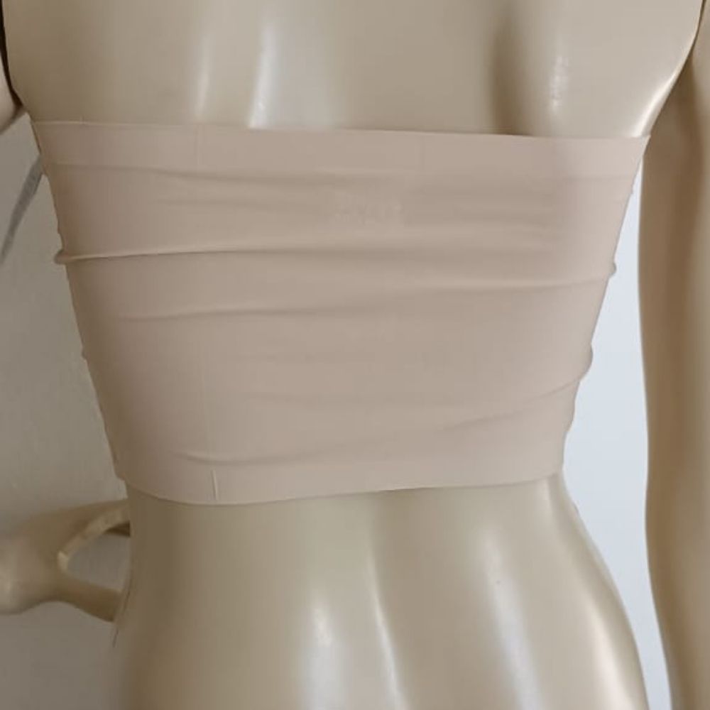 Cropped Solara em Crochê Artesanal 18 Top faixa que acompanha algumas combinações de peças da Clau Crochê, modelo sem costura e confortável.