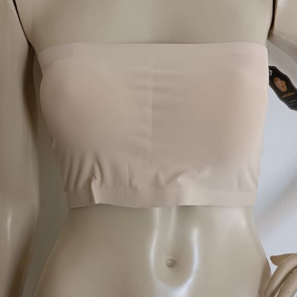 Cropped Solara em Crochê Artesanal 17 Top faixa que acompanha algumas combinações de peças da Clau Crochê, modelo sem costura e confortável.