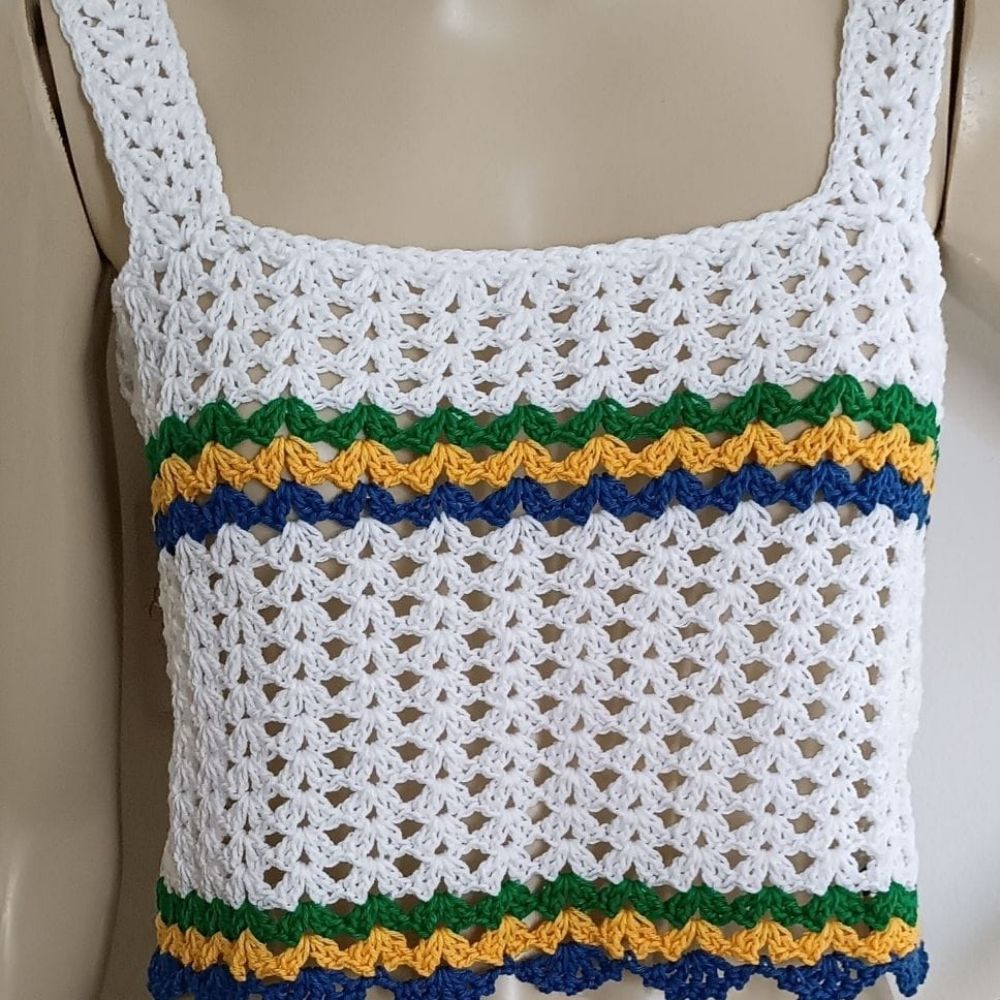 Cropped Solara em Crochê Artesanal 3 Cropped Solara Brasil Clássico em Crochê Artesanal – peça feita à mão com acabamento delicado e design versátil.