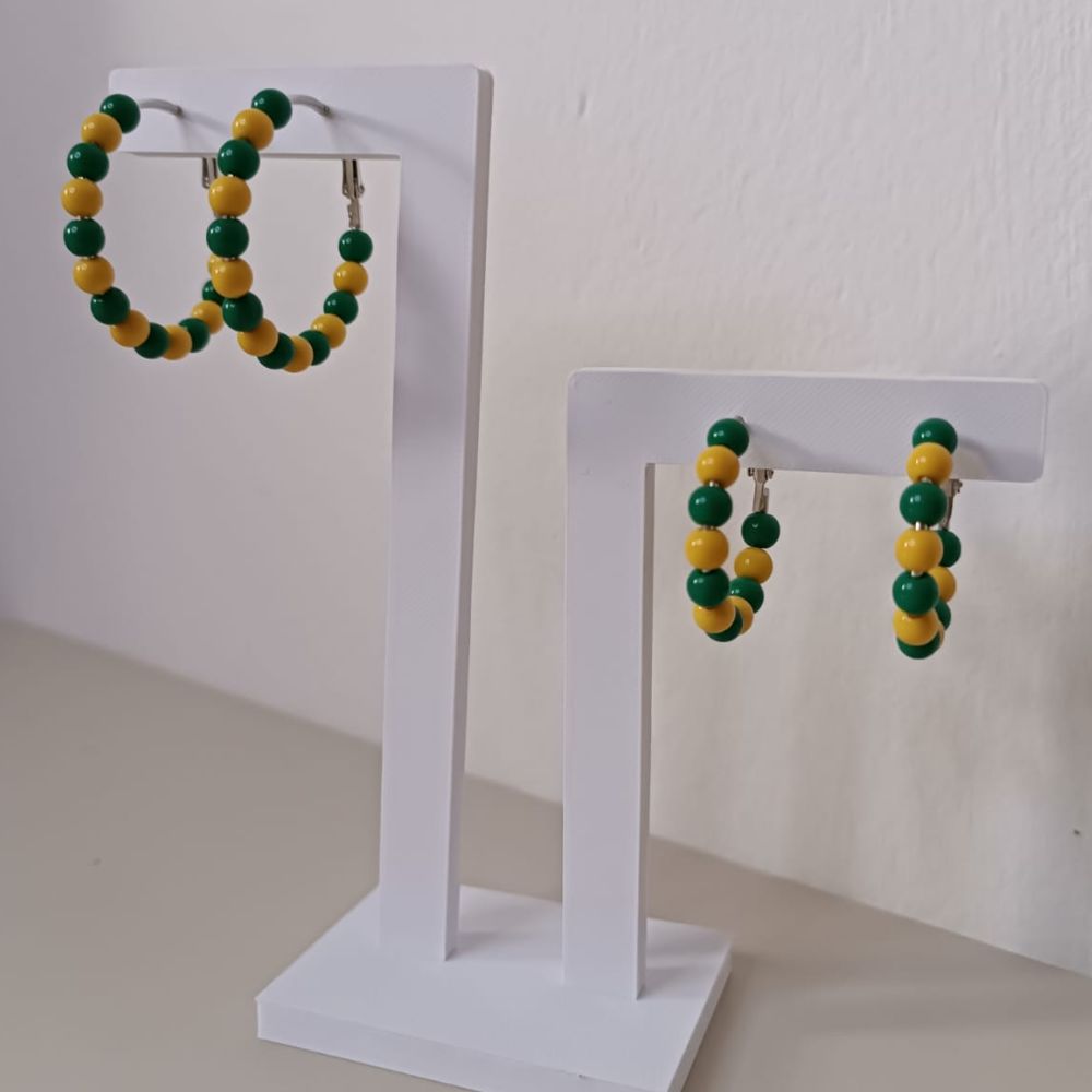Brinco Alegria em Crochê Artesanal 3 Brinco Alegria artesanal nas cores verde e amarelo, com aro e contas coloridas inspiradas nas cores do Brasil.