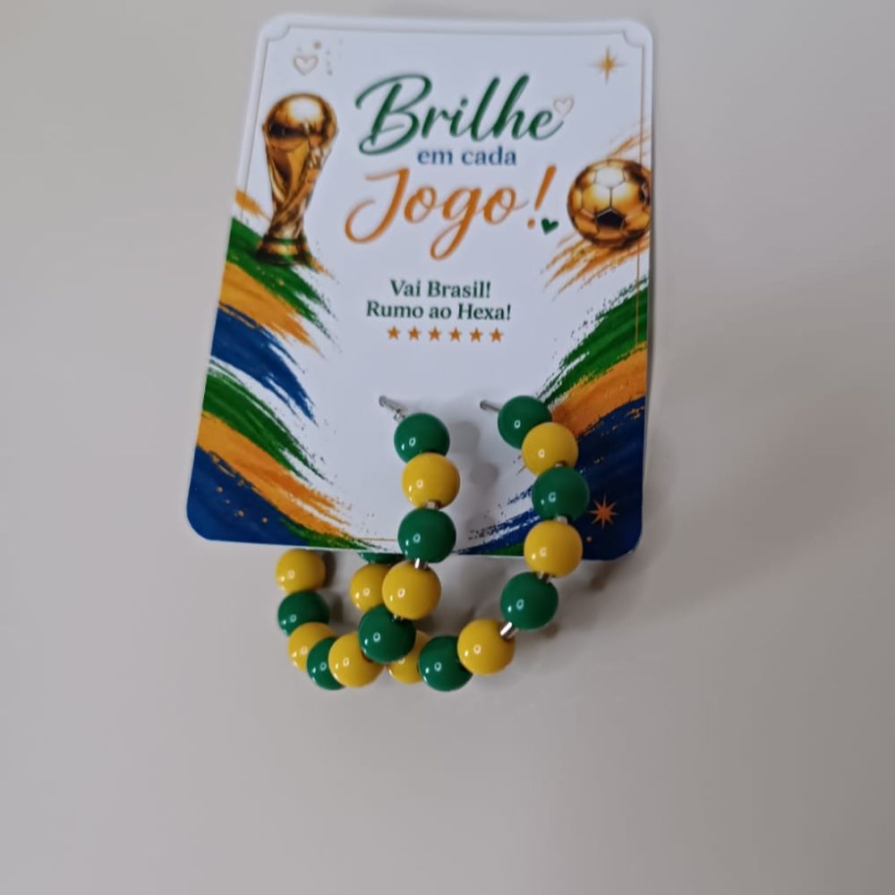 Brinco Alegria em Crochê Artesanal 4 Brinco Alegria artesanal nas cores verde e amarelo, com aro e contas coloridas inspiradas nas cores do Brasil.