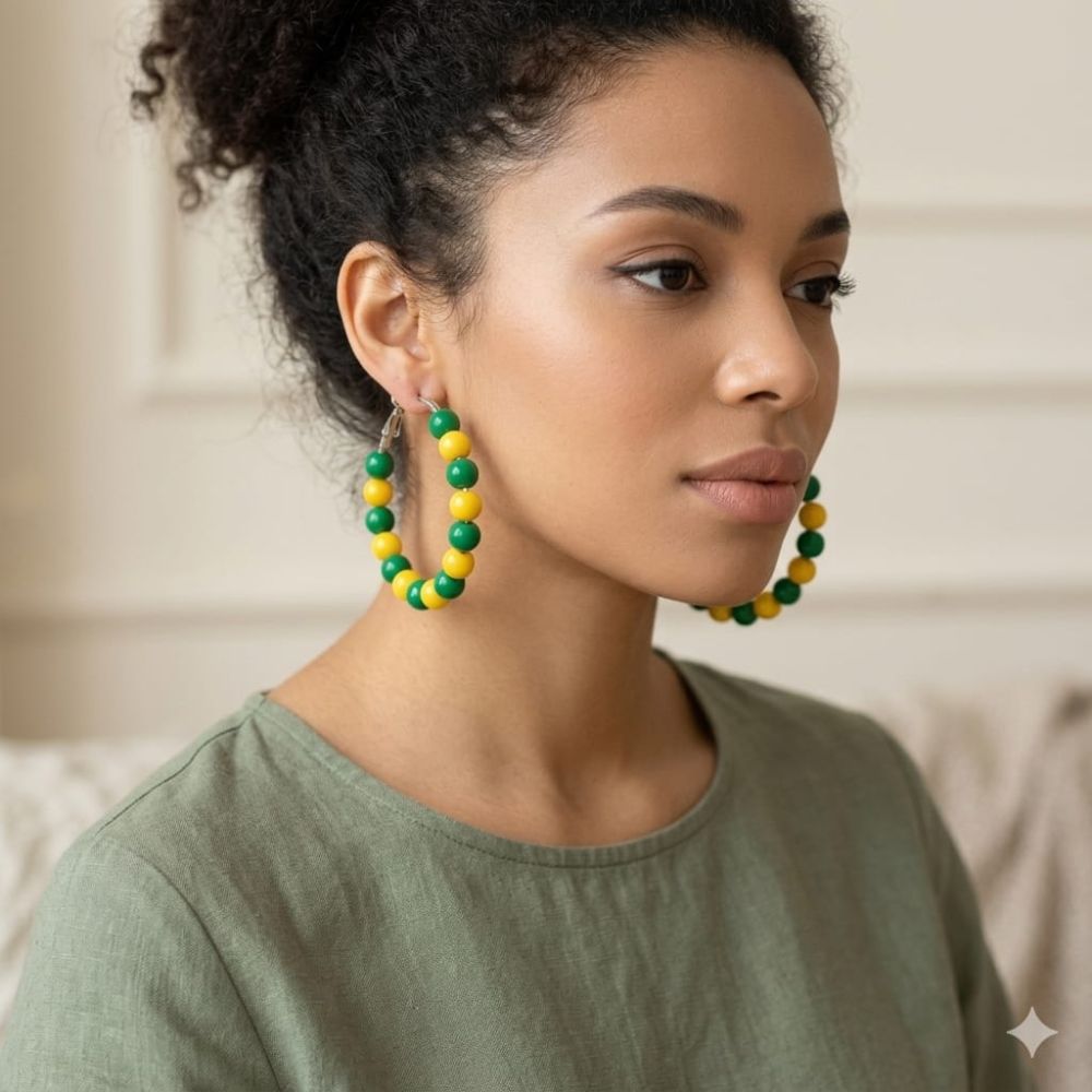 Brinco Alegria artesanal nas cores verde e amarelo, com aro e contas coloridas inspiradas nas cores do Brasil.