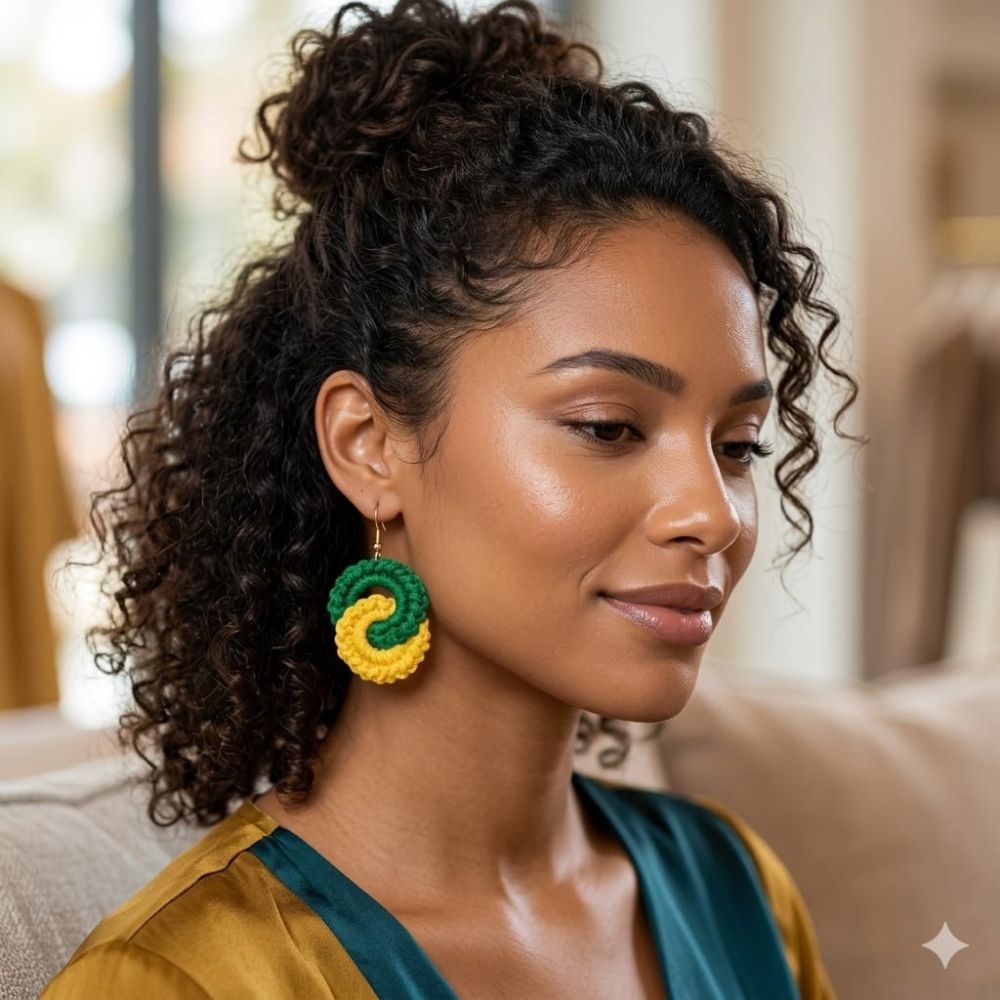 Brinco Entrelaço em crochê artesanal nas cores verde e amarelo, com design entrelaçado inspirado nas cores do Brasil.