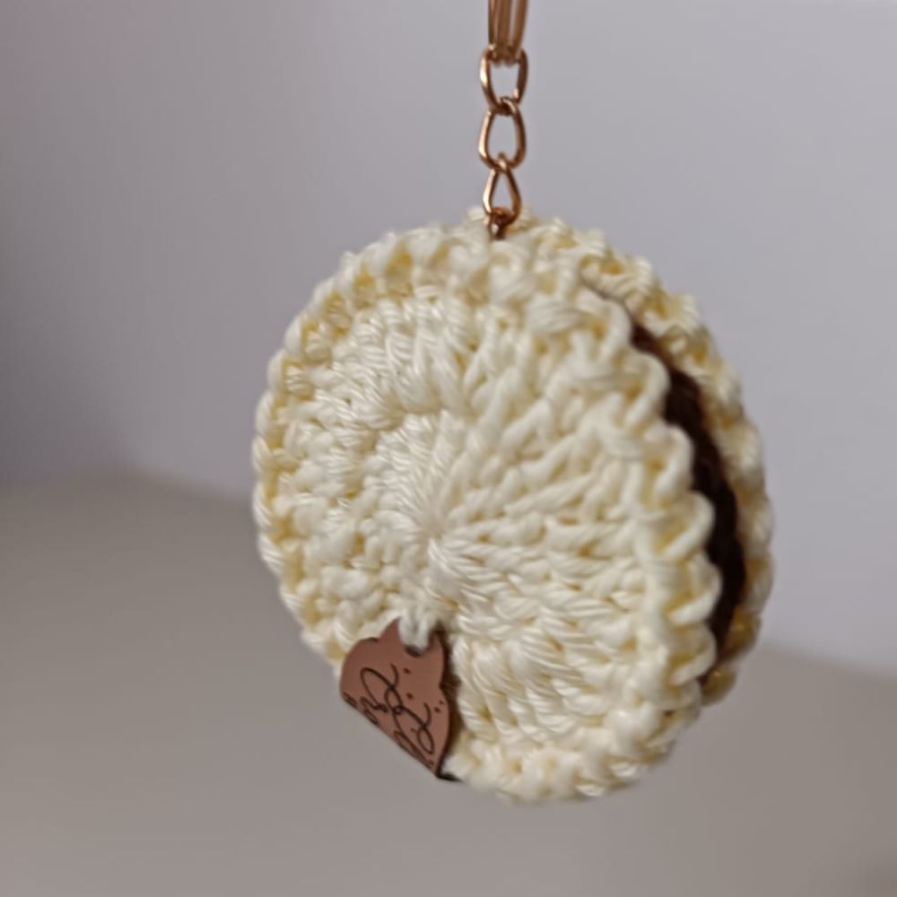Chaveiro Doce Afeto em crochê artesanal da Clau Crochê, inspirado em um doce recheado e confeccionado manualmente com acabamento delicado.