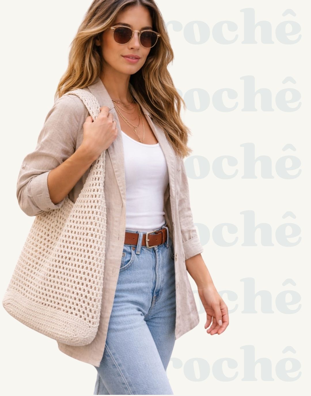 Ecobag de crochê artesanal da Clau Crochê em tom natural, utilizada como bolsa casual feminina.